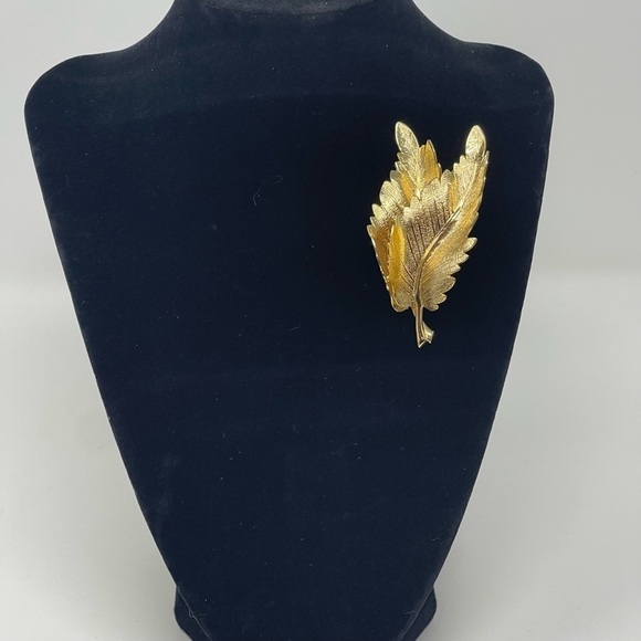 Vintage Gold Tone Textured Dual Leaf Brooch - Picture 3 of 9